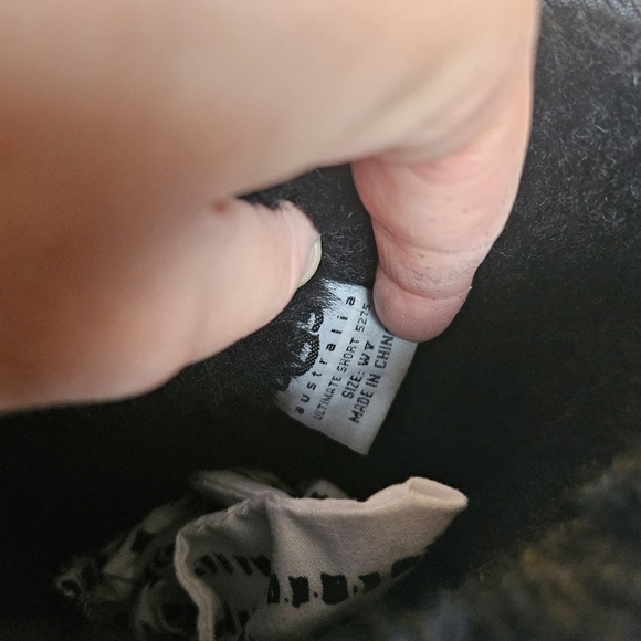 VGUC UGG Ultimate Short 5275 Black Suede Sheepskin Boots Womens 7 - Picture 16 of 16